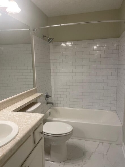 Bathroom full - 6822 Glenridge Dr