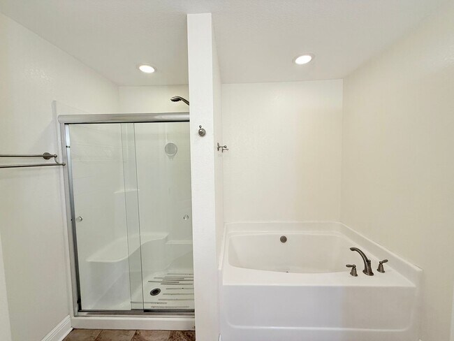 Building Photo - 3-Bedroom Pool Home - Half-Acre Lot