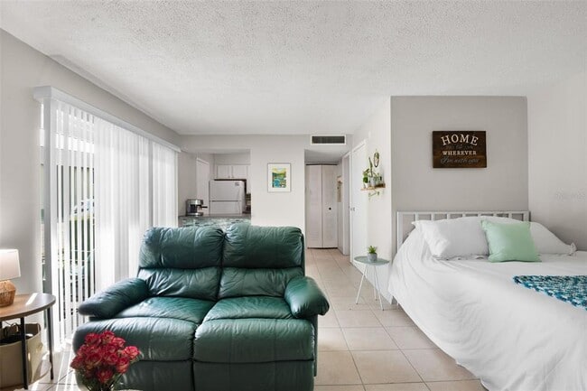 Building Photo - 4215 E Bay Dr