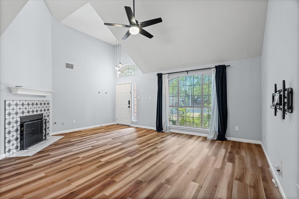 Building Photo - 910 Markham Ln