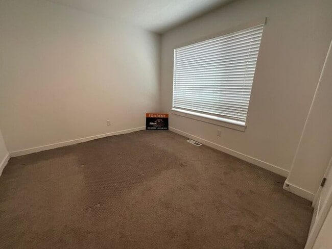 Building Photo - 4 Bedroom 3 Bath 2200 Sq ft Home 2 Car Garage.