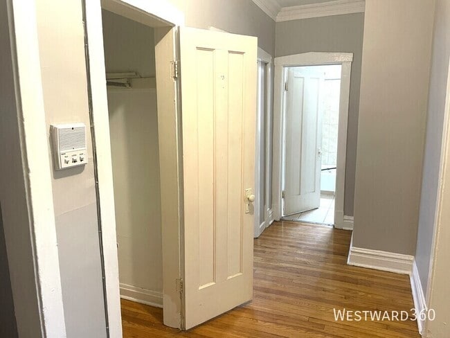 Building Photo - 2549 N Avers Ave