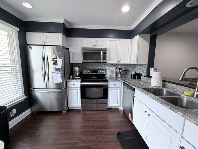 Building Photo - 1528 Jameson Dr