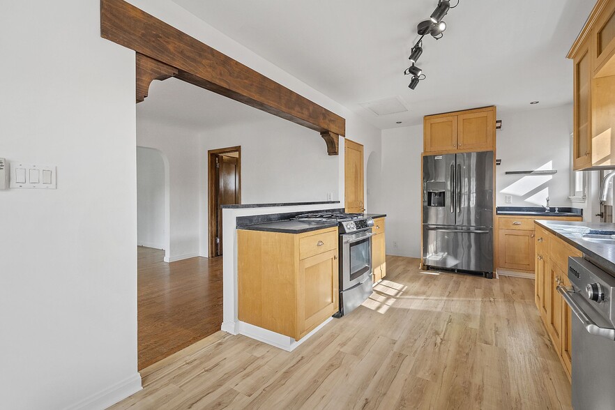 Building Photo - 4044 Huron Ave