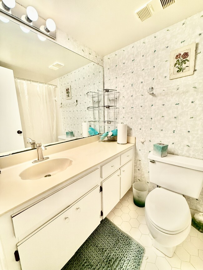 Building Photo - 2900 Cove Cay Dr