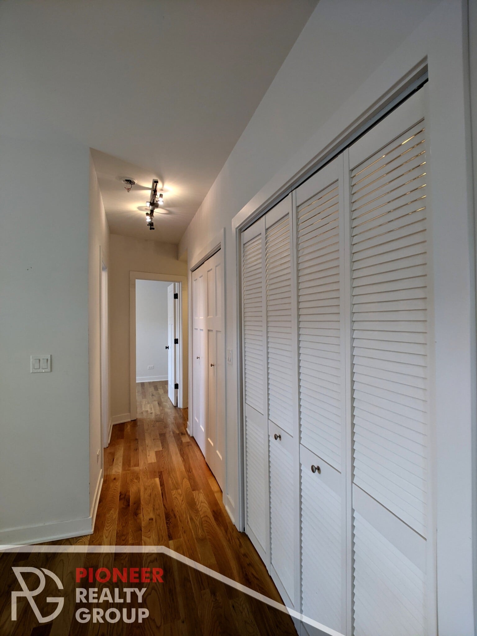 Building Photo - 2205 W Eastwood Ave