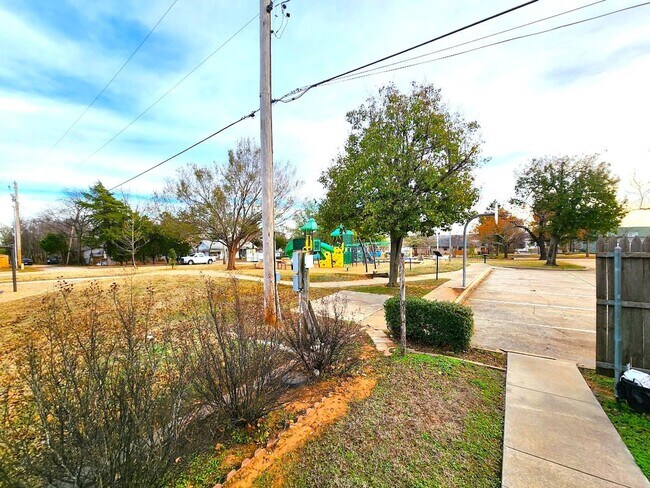 Building Photo - Campbell St Duplex