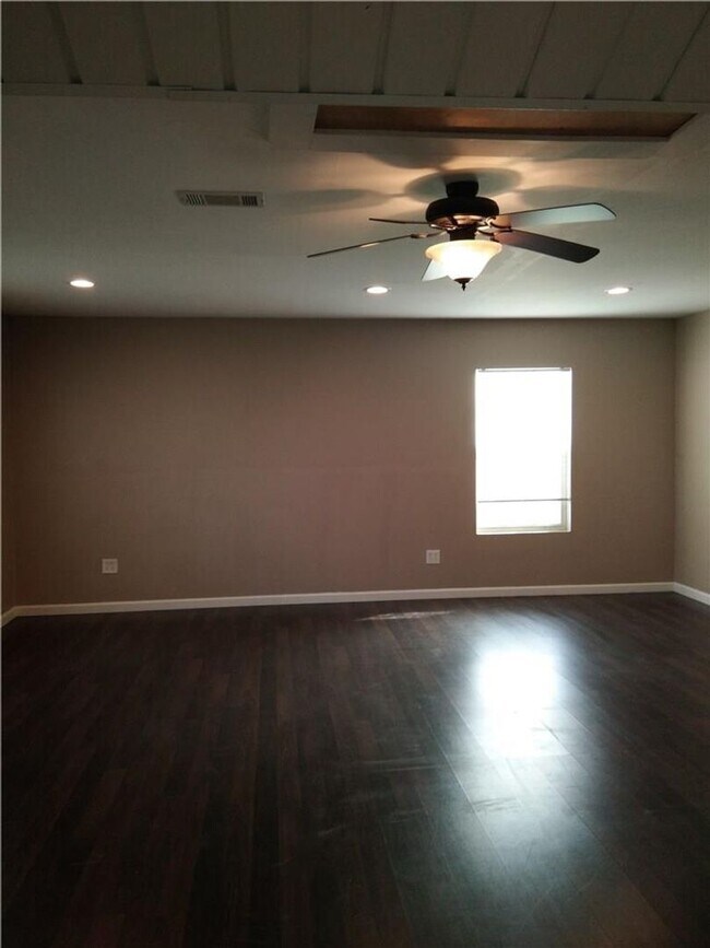 Building Photo - Cozy 3 Bed / 2 Bath Single-Family Home for...