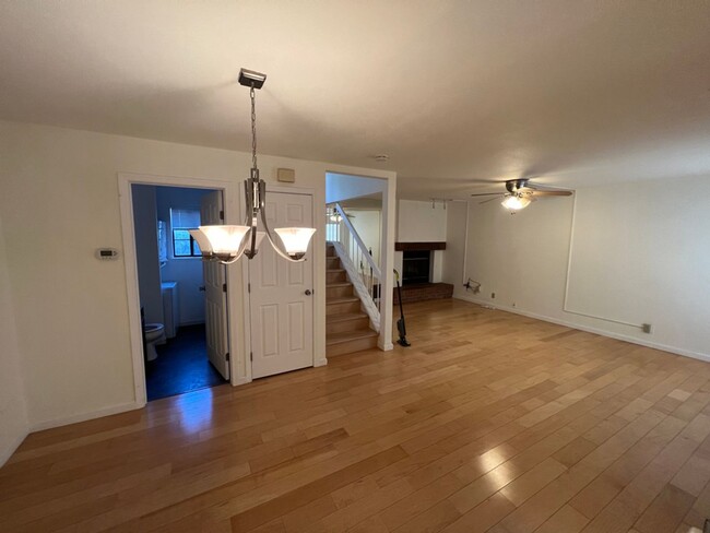 Building Photo - Spacious 2 bed 2.5 bath townhouse close to...