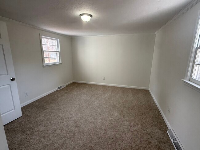 Building Photo - 671 E Forest St