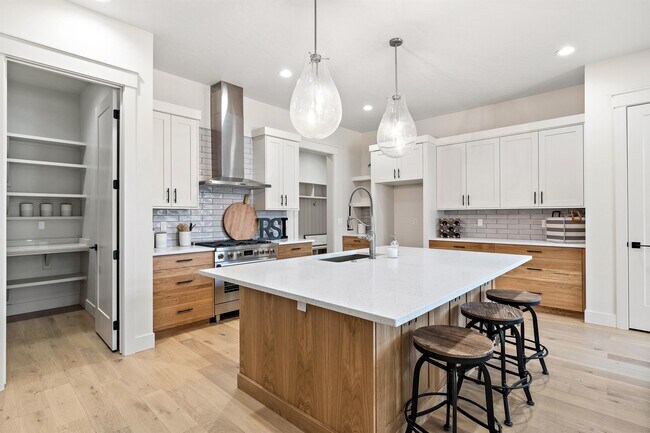 Building Photo - 2460 W Iron Coop St