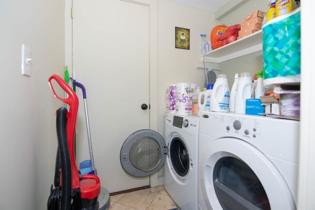 Building Photo - 9/1 No Fee! Two level 5BR/2BA near Brigham Circle, Longwood, Northeastern!