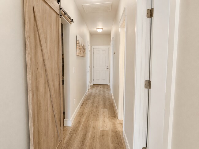Building Photo - Move in ready!  This is a must see :)