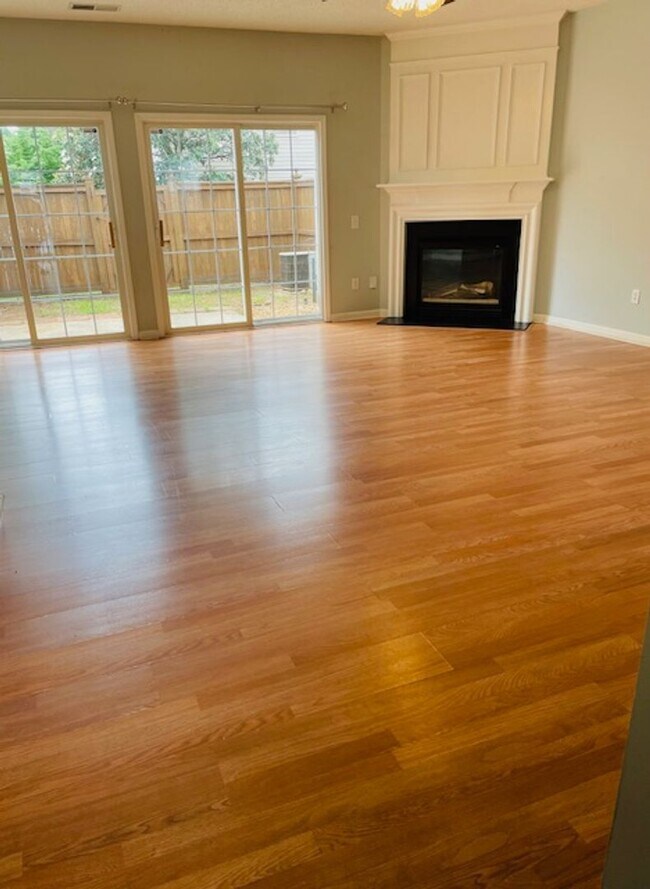 Building Photo - 3 Bedroom Townhome off Pelham Road