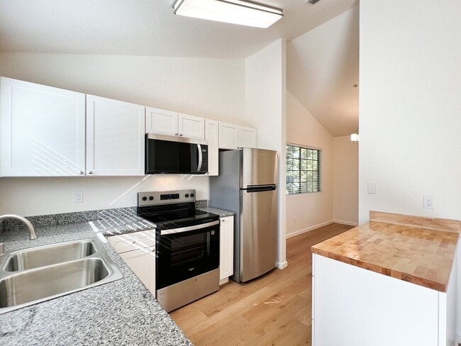 Building Photo - Renovated One Bedroom Condo with Single Ca...