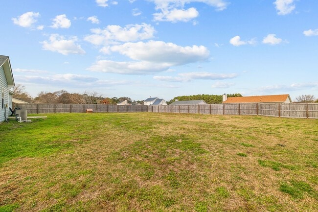 Building Photo - 3 Bedroom 2 Bathroom Home