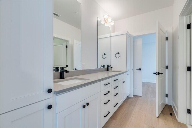 Building Photo - 3000 Duval St