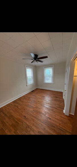 Building Photo - 210 Maple St