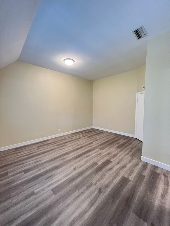 Building Photo - Beautiful 3 Bedroom / 2.5 Bath Town Home i...
