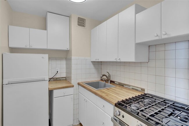 Building Photo - 54-44 Little Neck Pkwy