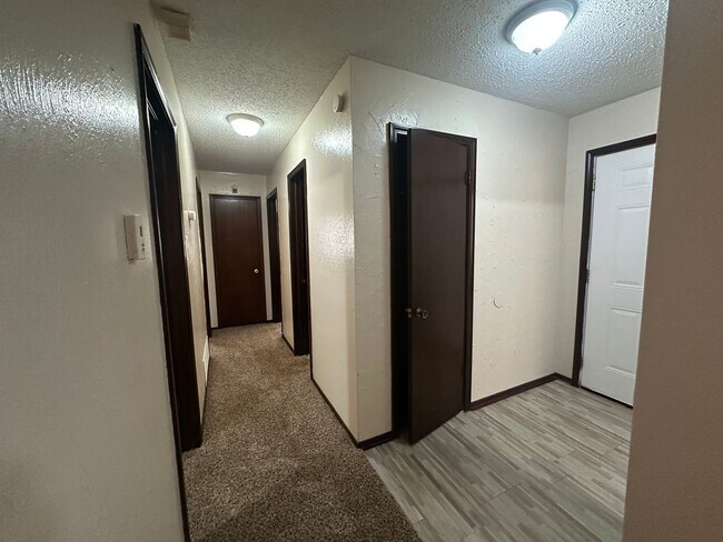 Building Photo - 3 Bed 1.5 Bath 2 Car Garage