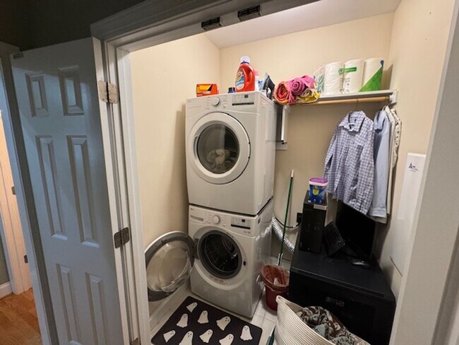 Building Photo - $500 off 1st month!