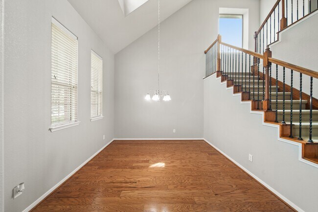 Building Photo - 25959 Ravenside Dr