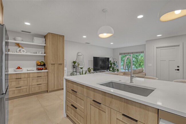 Building Photo - 414 W Mango St