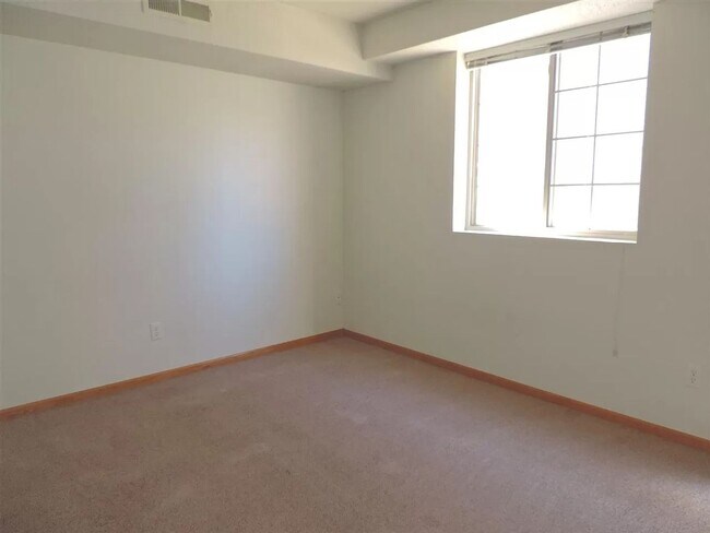 Building Photo - Great location- walking path and park right outside the door!2-bedroom, 1-bath condo in Coralville