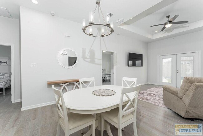 Building Photo - 20 S Bay Hill Dr