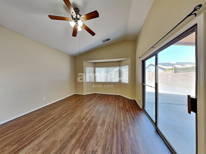 Building Photo - 10772 W Mountain View Dr