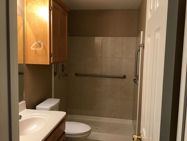 Building Photo - 2/2/2 LAWNCARE INCLUDED - near Hospital Di...