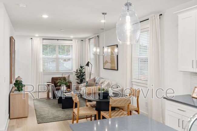 Building Photo - 722 N Dupont Ave