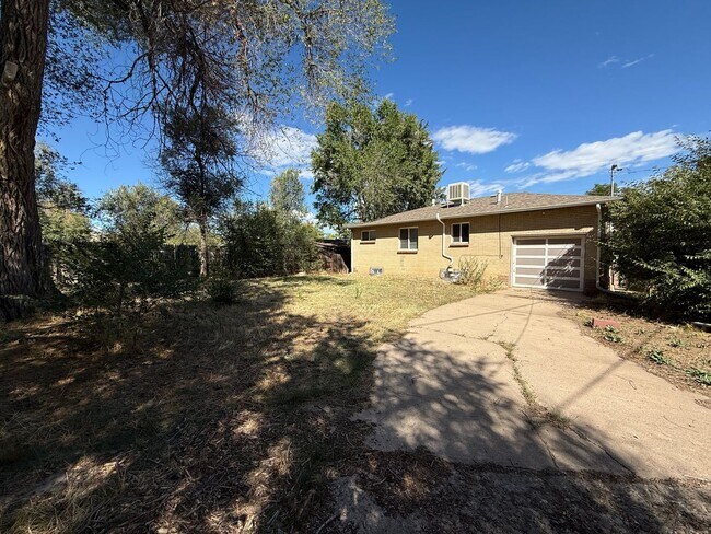 Building Photo - Beautifully Updated Home near Federal & Al...