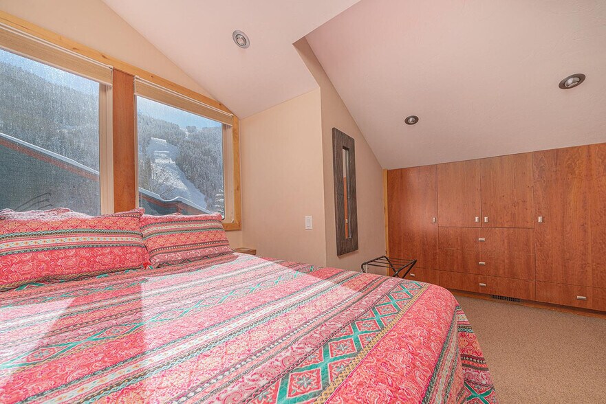 Building Photo - 747 W Pacific Ave