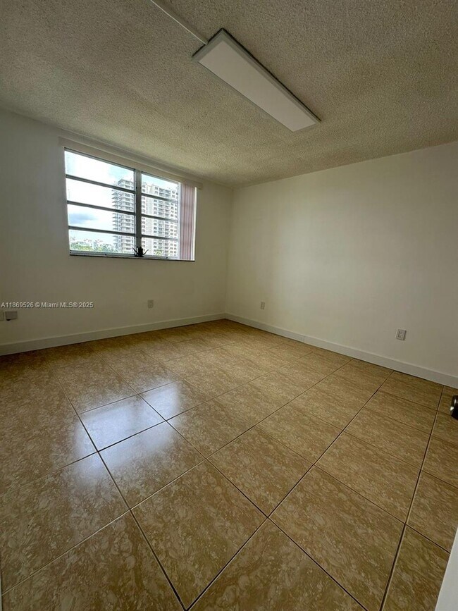 Building Photo - 2999 Point E Dr
