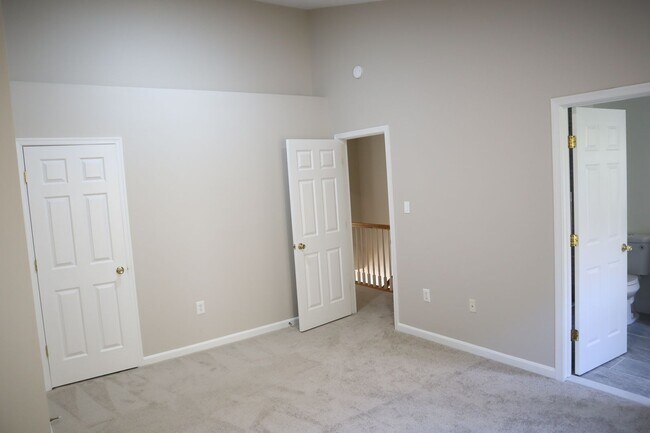 Building Photo - Exquisite Renovated Townhome in Germantown Estates