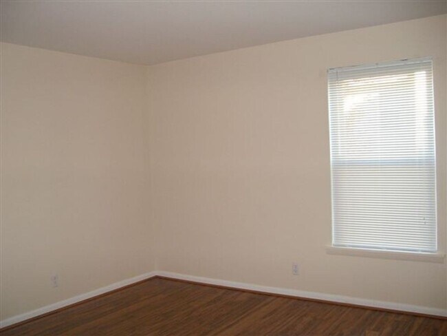 Building Photo - Single level Condo in Green Hills - $500 off