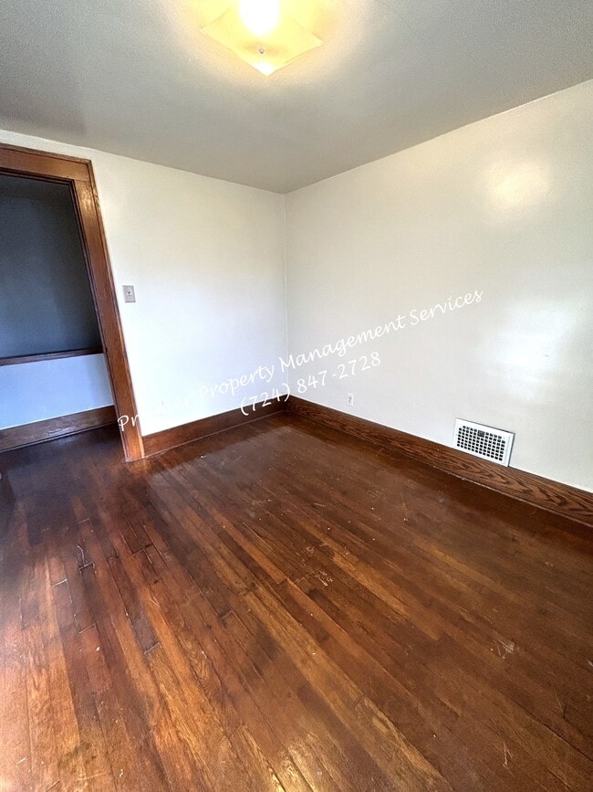 Building Photo - 979 King St