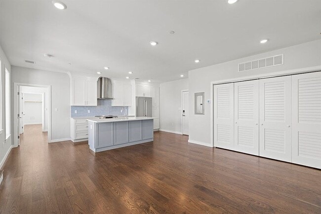 Building Photo - 267 Old Colony Ave