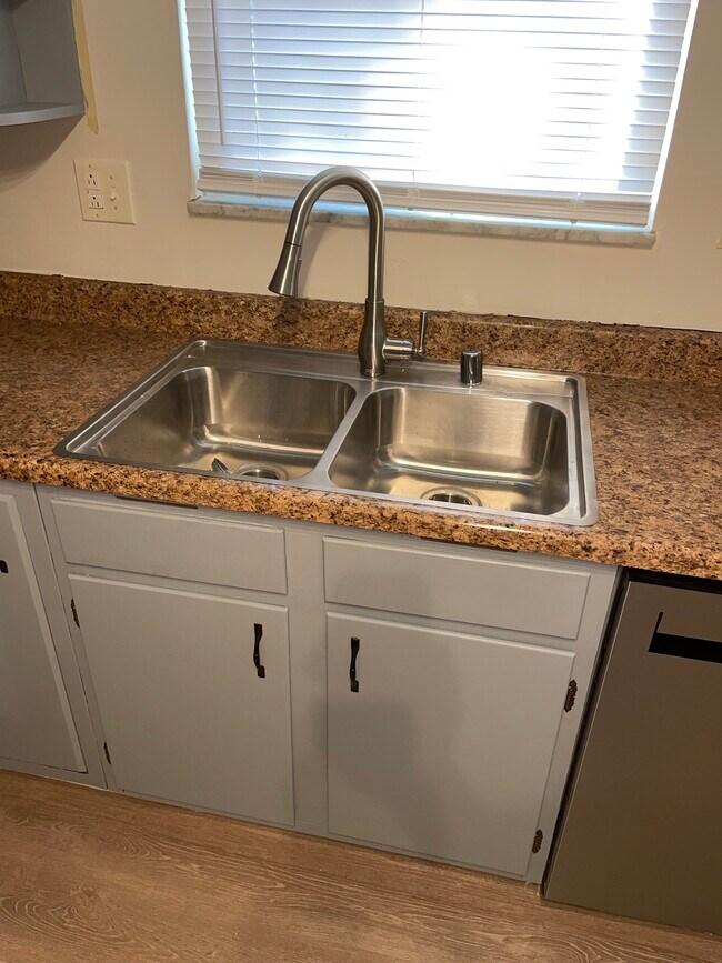 Building Photo - 400 Schenkel Ln