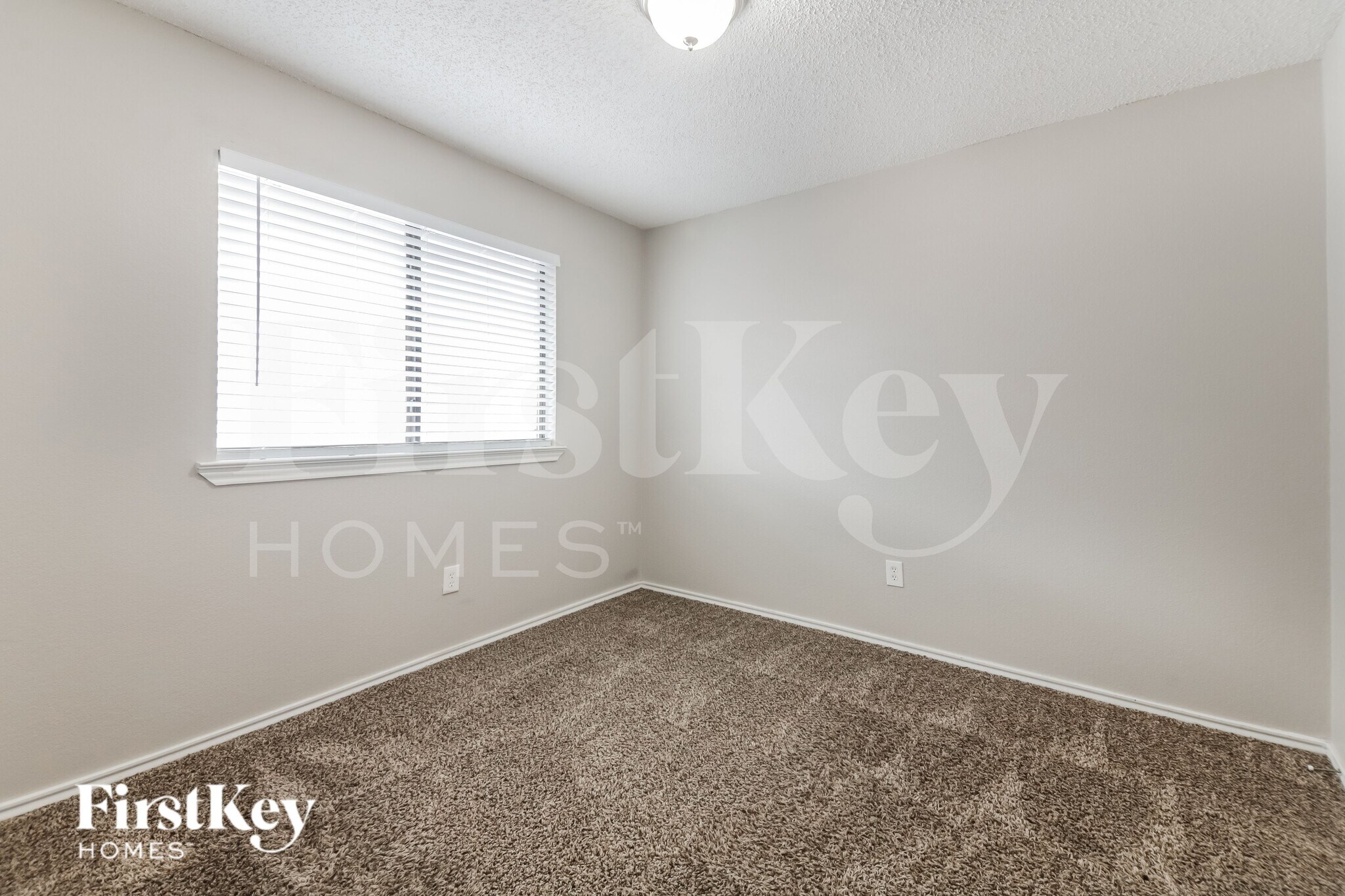 Building Photo - 2026 Greenview Dr