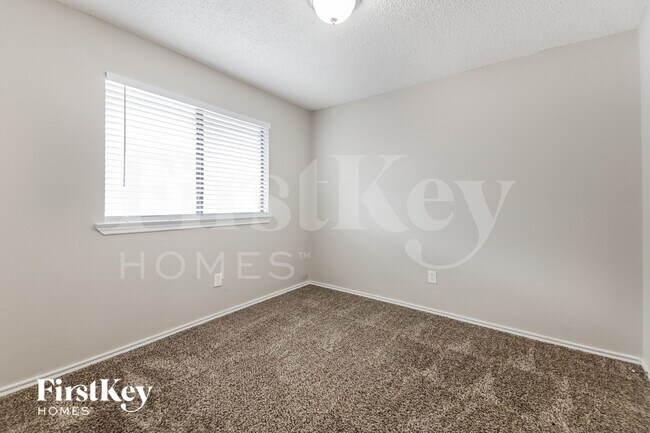 Building Photo - 2026 Greenview Dr