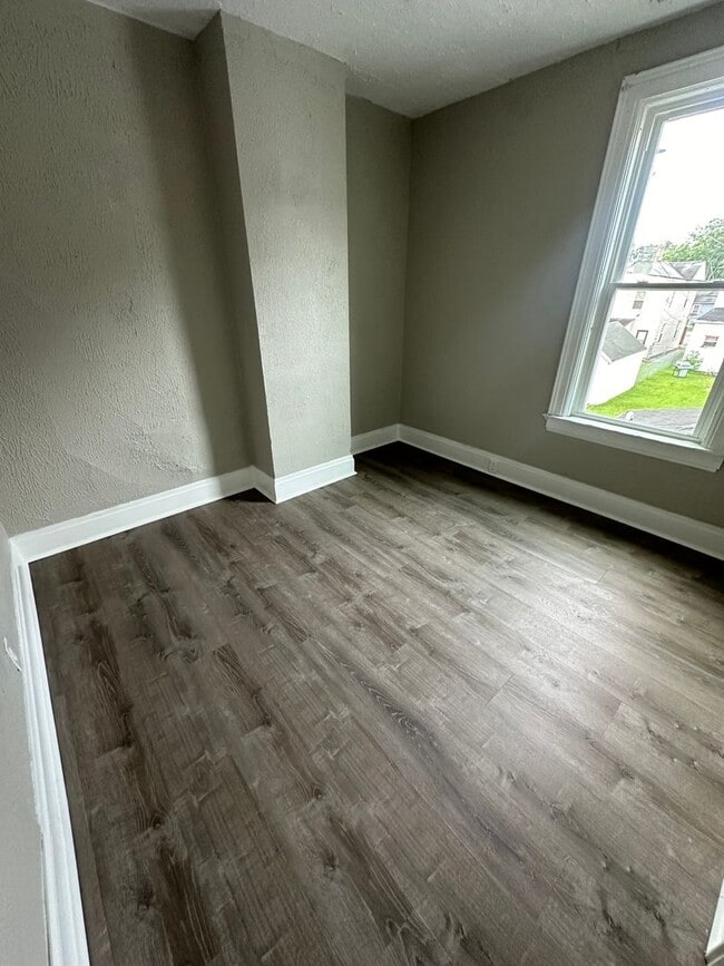 Building Photo - Beautiful Spacious 2 Bedroom Apt. Upstairs Unit in Duplex