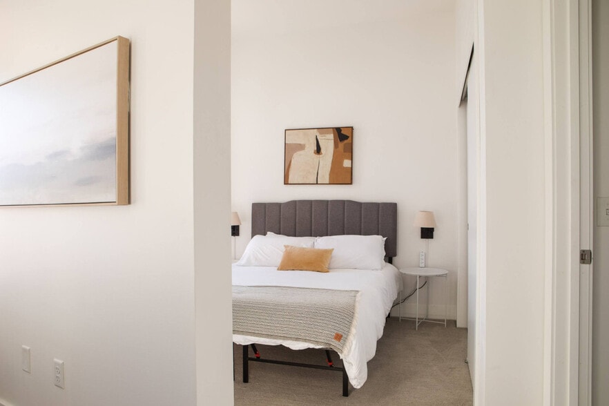 Building Photo - 550 W Juneau Ave