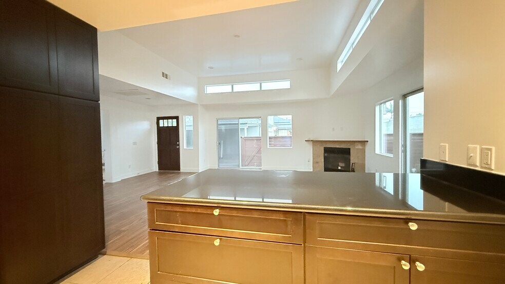 Building Photo - 11141 Greenlawn Ave