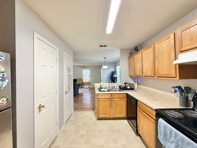 Building Photo - Lease Takeover Opportunity Available!