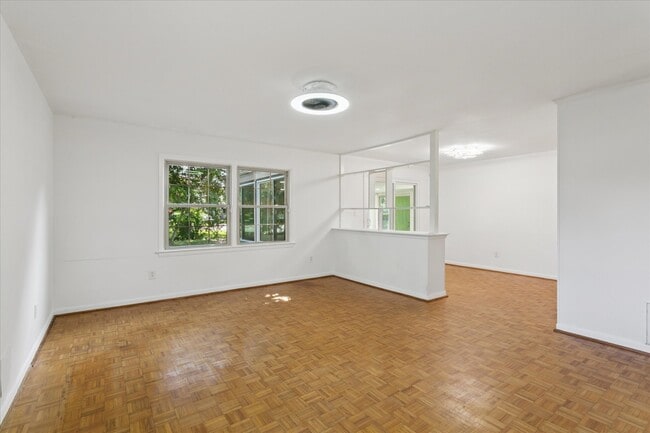 Building Photo - 700 Pelham Dr