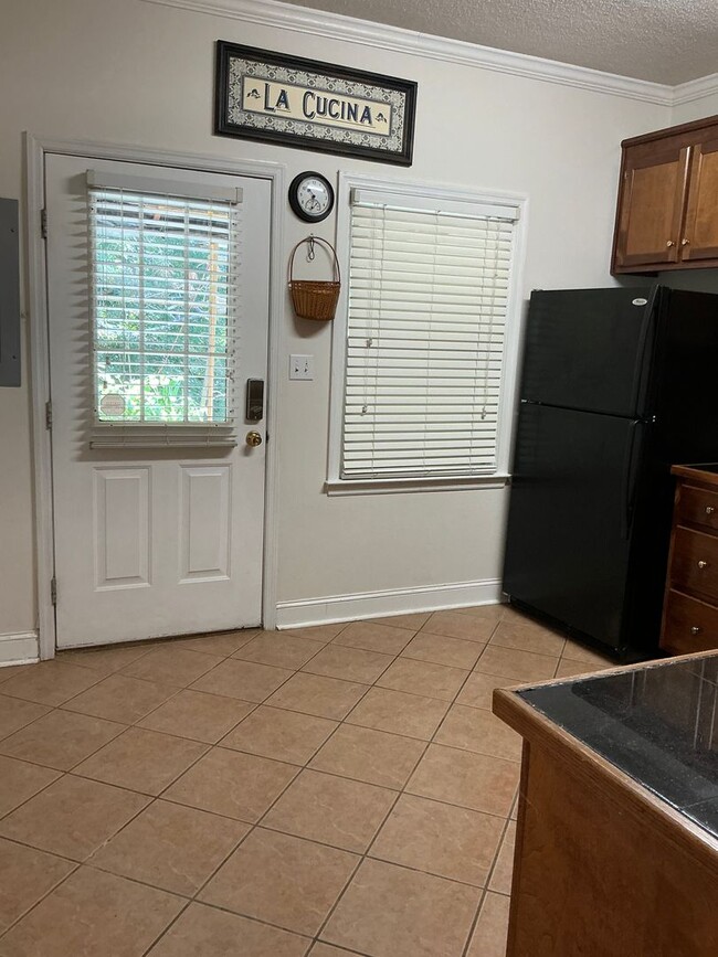 Building Photo - 1 Bedroom/2 .5 Bath Condo located in River...