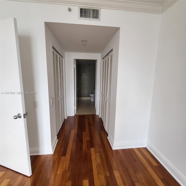 Building Photo - 701 Brickell Key Blvd